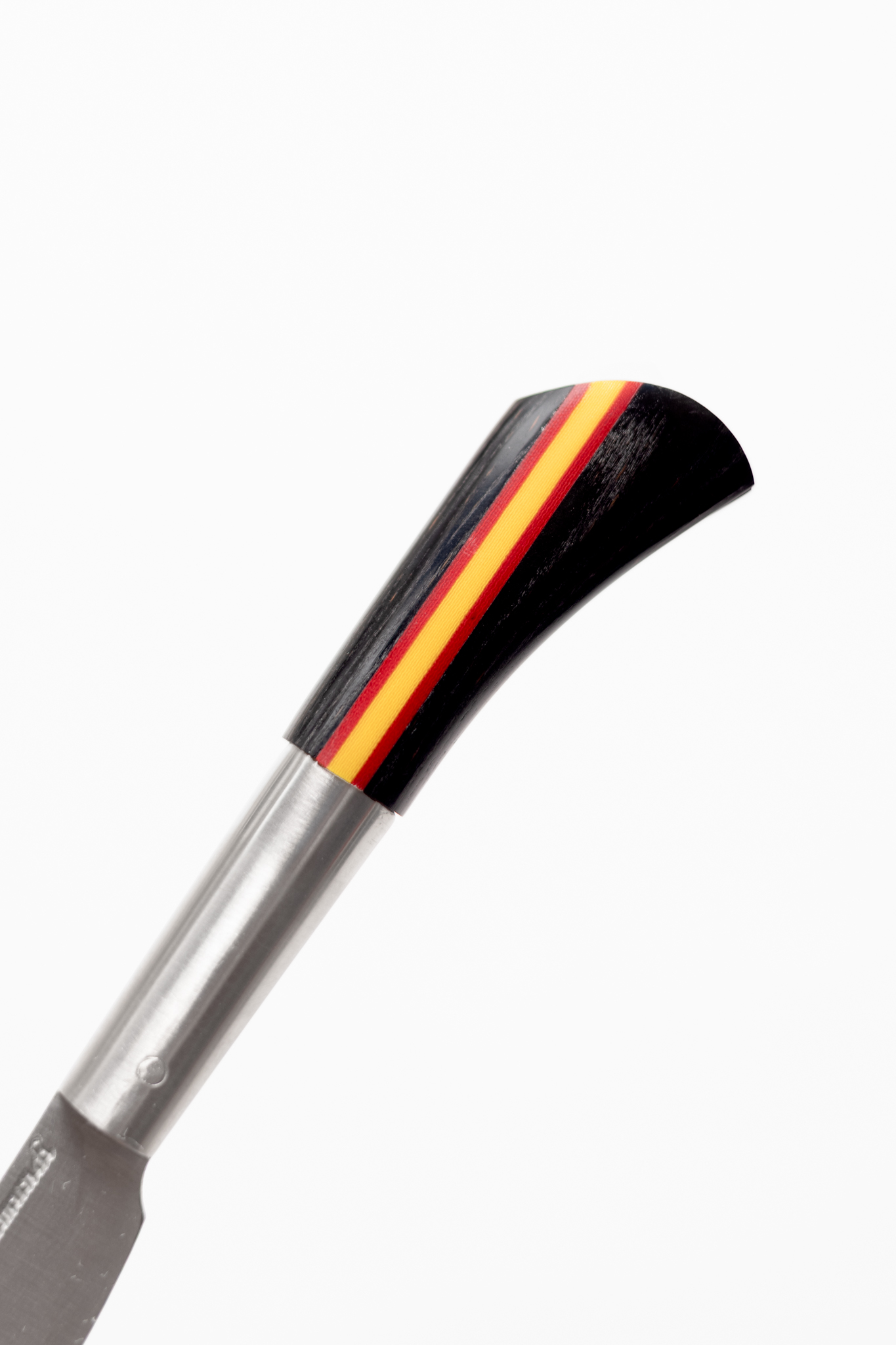 Detalle ded mango con madera laminada negra y bandera de españa