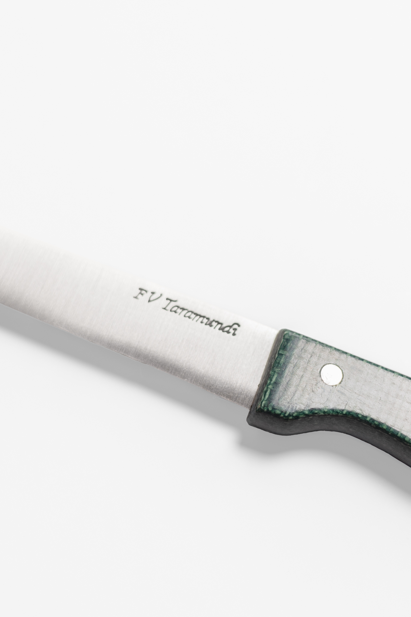 Detalle marca FV cuchillo mesa yute verde